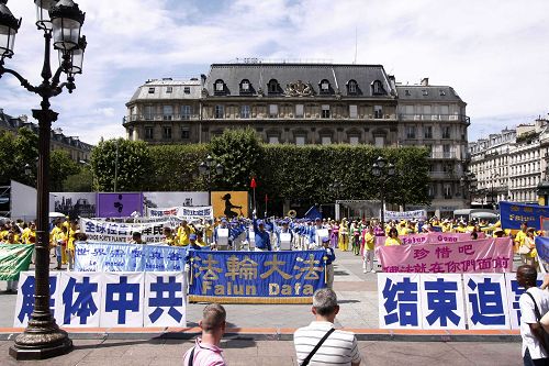 图1-3：七二零的前夕，二零一五年七月十七，十八和十九日连续三天，欧洲的法轮功学员汇集在法国首都巴黎举行系列反迫害活动，呼吁制止迫害。