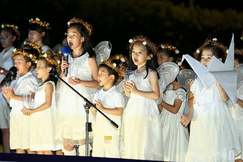 图6：三十位法轮功的小学员上台合唱歌曲“秋雨” 。