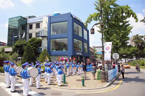 '圖3：剪彩儀式中「天國樂團」演奏《神聖的歌》等曲目'