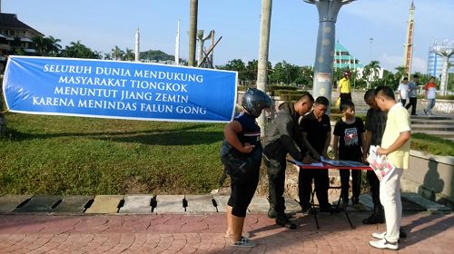 图1-2：印尼巴淡岛法轮功学员在公园里征签反迫害，声援诉江