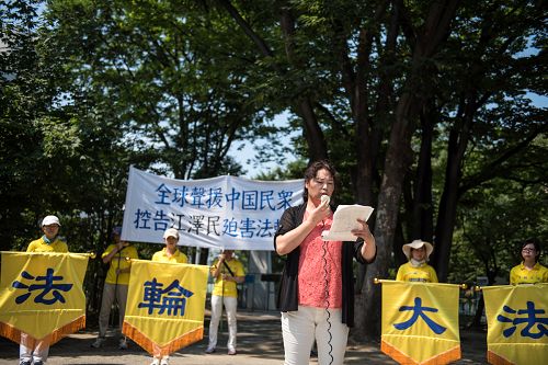 图4：法轮功学员高云霞在集会上呼吁各界人士帮助制止迫害。