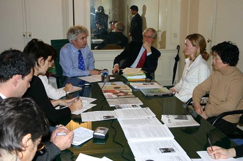 2004年12月16日下午5点，法国法轮大法协会与法国大律师William Bourdon（后左）和比利时大律师 Georges-Henri Beauthier（后右）在William Bourdon在巴黎的律师事务所召开记者会，介绍法国预审法官要求中国有关当局配合调查李岚清和孙家正在迫害法轮功当中所犯罪行。多家大媒体到场采访。