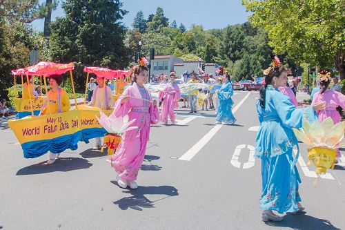 法輪功學員參加拉克斯波市獨立日慶祝遊行