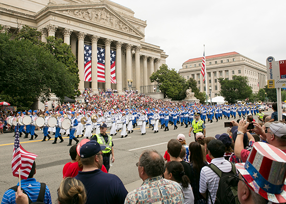 美国独立日  法轮功学员参加首都游行
