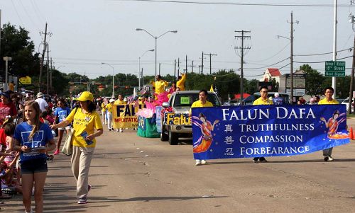 圖1-4：法輪功學員參加德克薩斯州布蘭諾市的美國獨立日慶祝遊行