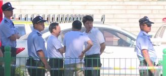 7月2日，崔浩泉、国立臣再次站到前台，崔浩泉（左三）、610主任国立臣（右二）