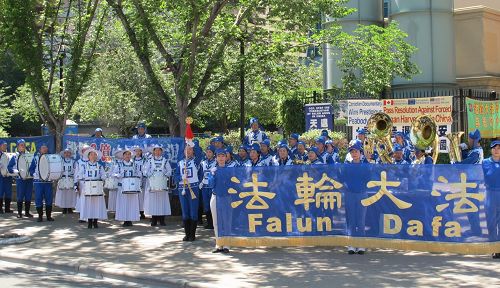 天國樂團在卡爾加里市中心退黨服務中心表演。