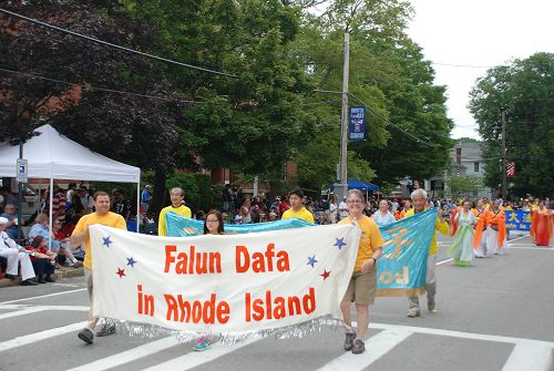 法輪功學員參加美國羅德島州布裡斯托爾市獨立日慶祝遊行