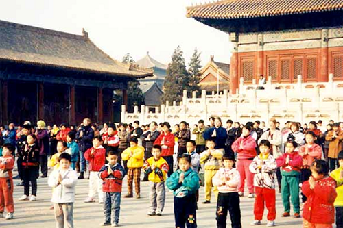 1998年法輪功國際交流會中外學員在北京文化宮集體煉功