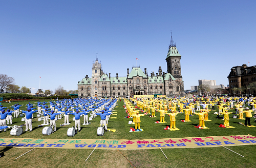 2015年5月6日加東大法弟子慶祝法輪大法日在渥太華國會山前的煉功場面。