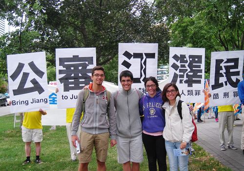 国际学生Sara Vicedomini(右一)、Samuel Roudbar(左一)和两位同学,他们表示说,江泽民太坏了!世界上的任何一个人都应该站出来支持起诉江泽民!