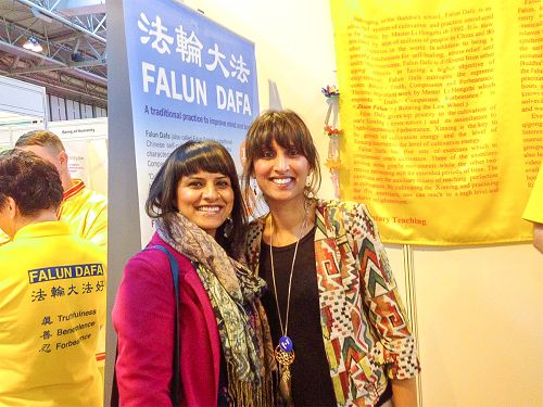 二零一五年九月十二日，當教師的印度裔姐妹蘇菲爾（Sukhueer）和谷普瑞特（Gurpreet）在「身心靈健康節」（Mind Body Spirit Birmingham Wellbeing Festival）上嘗試法輪功功法后，連聲稱讚法輪功好