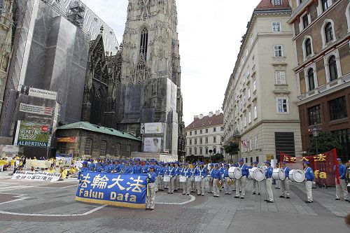 图：维也纳圣斯蒂芬大教堂广场上，法轮功学员举办的反迫害声援全球控江大型集会上，欧洲天国乐团的演奏场景。