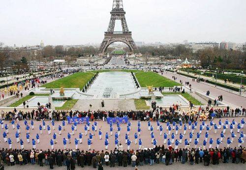 图：巴黎埃菲尔铁塔下，欧洲乐团表演后，主持人高声说：谢谢法轮大法！