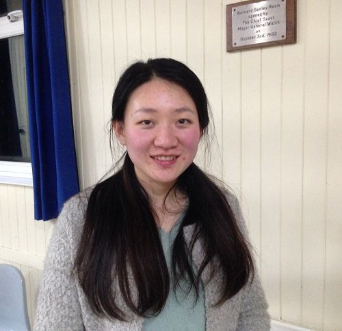 图：来自英国北爱尔兰的法轮功学员索尼娅（Sonia Zhang）在伦敦参加集体学法炼功，并表达对法轮大法的感恩