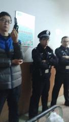 图3：病房内监视崔荣芬的警察即便衣，便衣手拿小型摄像机在录像