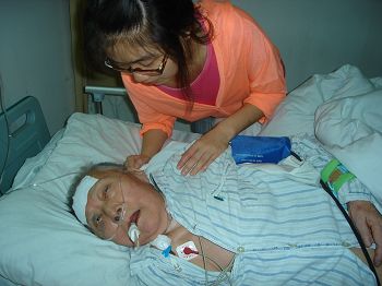 路燕在医院看望已无意识的奶奶
