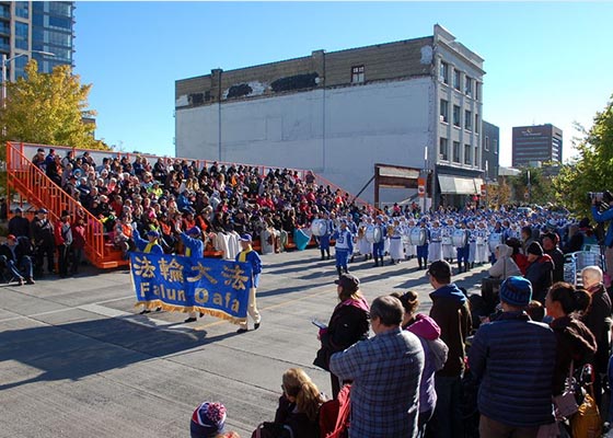 法轮功团体参加加拿大感恩节游行