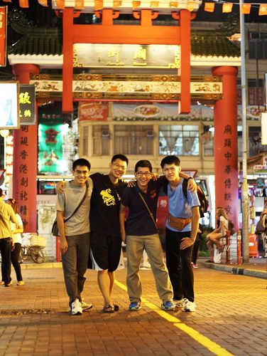 图6 . 从台湾到香港讲真相的大学生及研究生（由左至右）廷威、浚佑、子翔、冠廷等四位，在香港庙街合影。