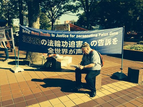 '图1-4：在名古屋市最繁华地段的“荣”（Sakae），行人签名声援全球诉江时的情景'