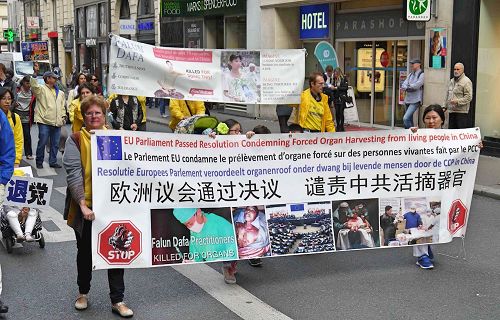 '图1-6：二零一六年十月一日，正值中国的国殇日，欧洲部份法轮功学员在法国巴黎市中心举办游行活动，呼吁共同制止迫害。'