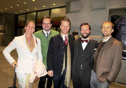 图1: 西方学员很高兴能参加旧金山法会。来自奥地利维也纳的Katja Hausmann（左），来自德国的Robert Rook（右二）