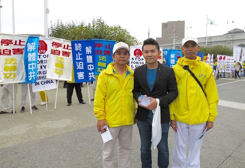 '图6：三位越南裔法轮功学员相聚在旧金山集会，Tu Quang来自越南河内（左），Thanh来自德国（右），Peter Tran在美国生活。'