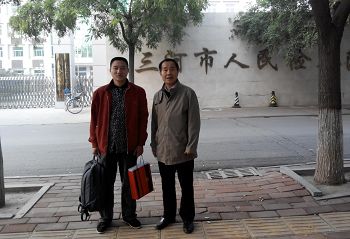 '王东青（左）和程海律师去检察院递交法律意见书（图）'