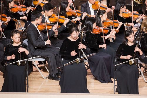 '图5：神韵交响乐团二胡演奏家戚晓春（前排右）、孙璐（中）、王真（左）的演出。'
