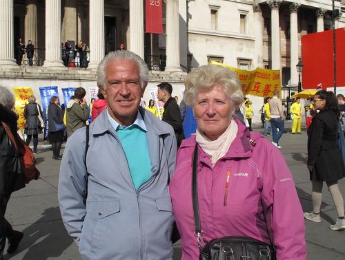 '图2：英国退休商人大卫（David）和杰奎琳夫妇（Jacqueline ）在特拉法加广场与法轮功学员邂逅，并时支持法轮功学员揭露中共的迫害。'