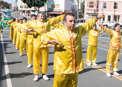 '图：parade10　炼功队里有不少西方学员'