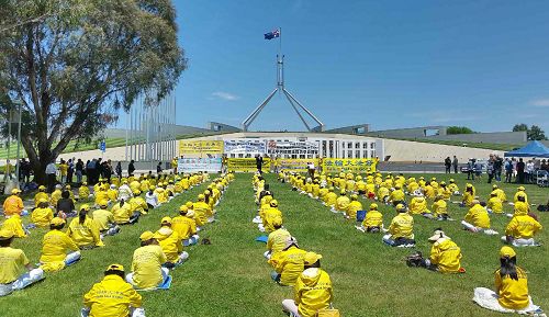澳洲各地数百名法轮功学员和社会各界在国会前大草坪上聚会
