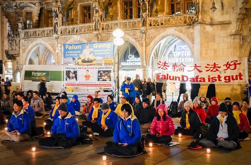 '圖1：十一月四日晚，法輪功學員在瑪麗亞廣場舉行燭光守夜活動，呼籲世人幫助制止迫害。'