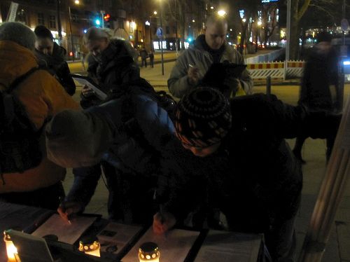 '图3、Kamppi广场上，路人签名支持法轮功反迫害'
