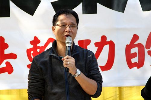 '图4：支联会副主席蔡耀昌赞扬法轮功学员多年来坚持以和平理性的方式反迫害，令人敬佩。'