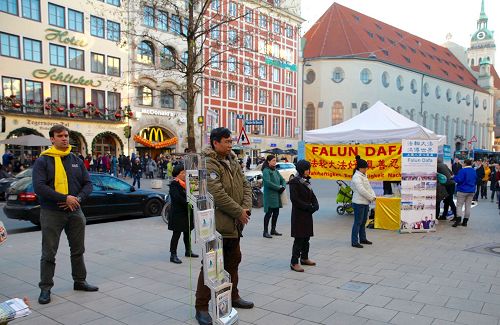 '图4：慕尼黑老城内，法轮功学员展示功法。'
