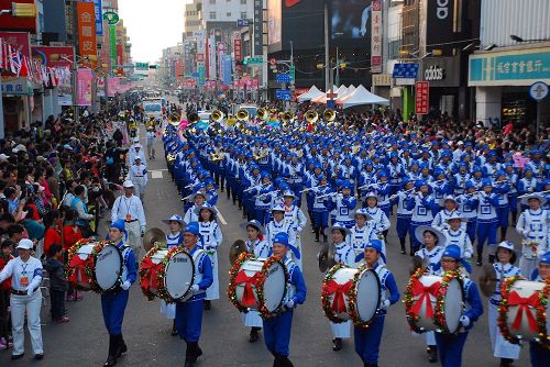 '图3～5：整齐而又富有中国韵味的天国乐团方阵穿过台湾嘉义市中心。'