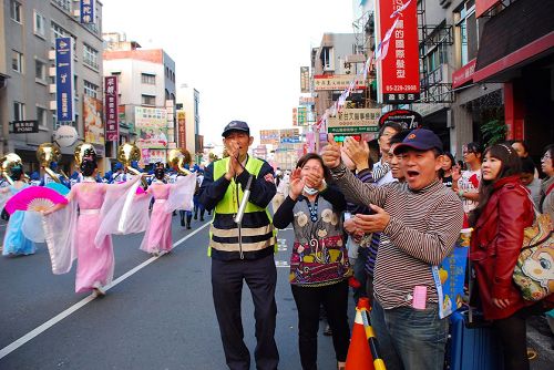 '图7～8：雄壮音乐震撼整条街道，吸引了民众的眼光，人们纷纷鼓掌'