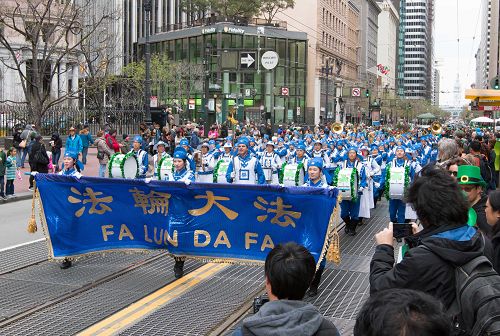 圖1-10：美西天國樂團受到熱烈歡迎