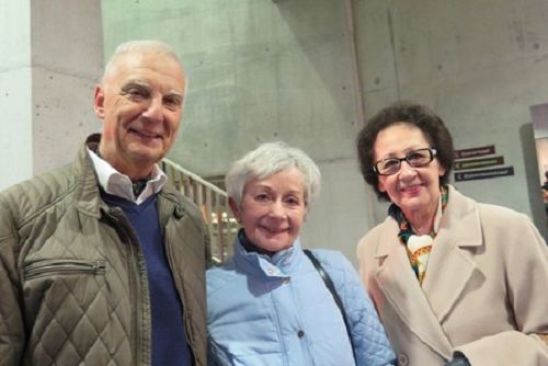 Philip Lambert先生（左一）和妻子以及妹妹Georgette Benjamin（右一）表示，一定会再来看神韵。