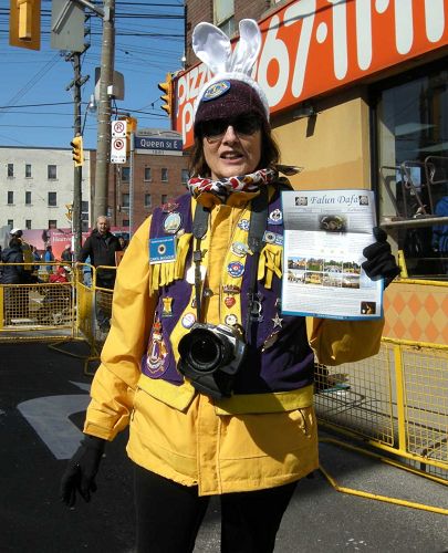 图9：游行主办方负责人之一的Carol Mccague说： “我们真的很喜欢天国乐团，希望腰鼓队明年也能来参加。”