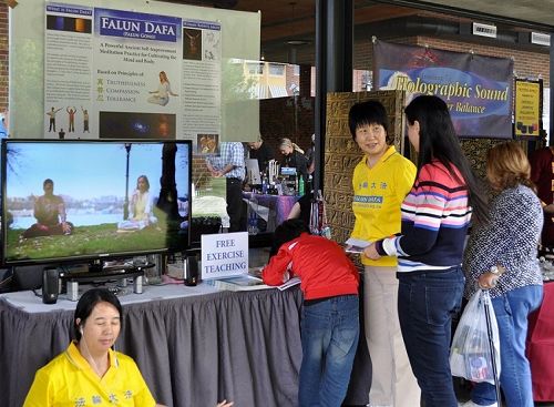 亚裔母子在健康博览会上明真相，签名反迫害