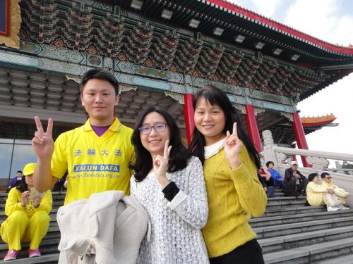 图1：妻子和母亲陪同邱彦凯（左）参加二零一五年台湾法会排字活动时合影。