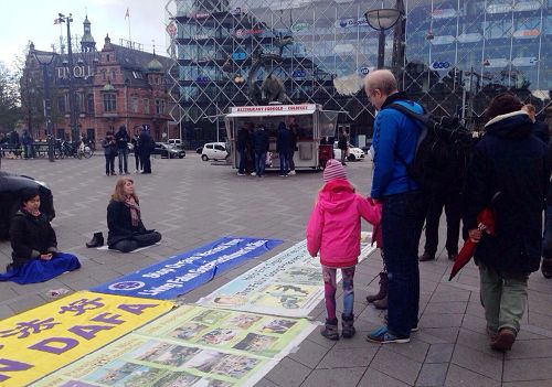 丹麦法轮功纪念学员在哥本哈根市政厅广场纪念四•二五，传播真相