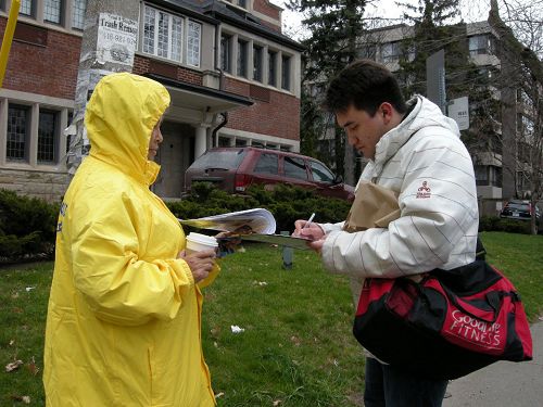 图7：多伦多市民Ian King先生（右）表示：我支持全球起诉江泽民！