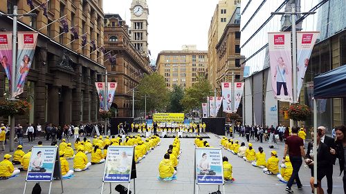 悉尼民众和法轮功学员在马丁广场集会