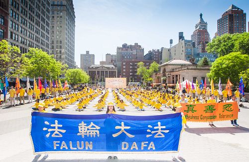 圖1：二零一六年五月十二日，上千名法輪功學員匯聚在紐約聯合廣場，慶祝世界法輪大法日。
