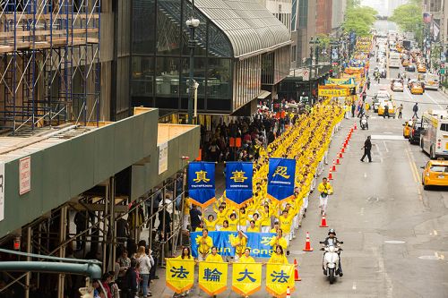 二零一六年五月十三日，近万名来自世界五十三国、一百多个地区的法轮功学员在纽约曼哈顿举行盛大游行。