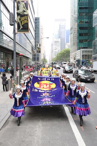 2016-5-19-minghui-newyork-grand-parade-06--ss.jpg