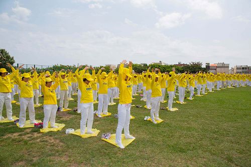 圖3-5：二零一六年五月一日，來自南台灣七大縣市一千五百多名法輪功學員，慶祝世界法輪大法日，排字和大煉功。